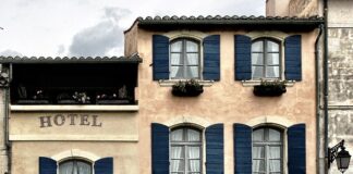 Czy po hotelu chodzi się w szlafroku?