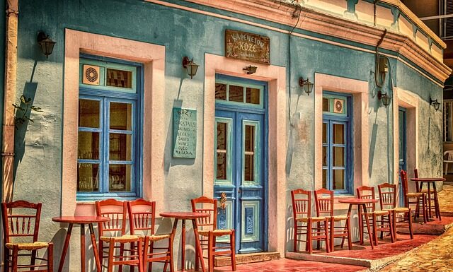 Dlaczego restauracje Doliczają serwis?