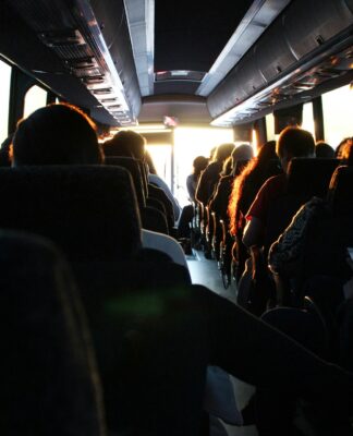 Bus czy pociąg do Niemiec? Co się bardziej opłaca w zależności od sytuacji